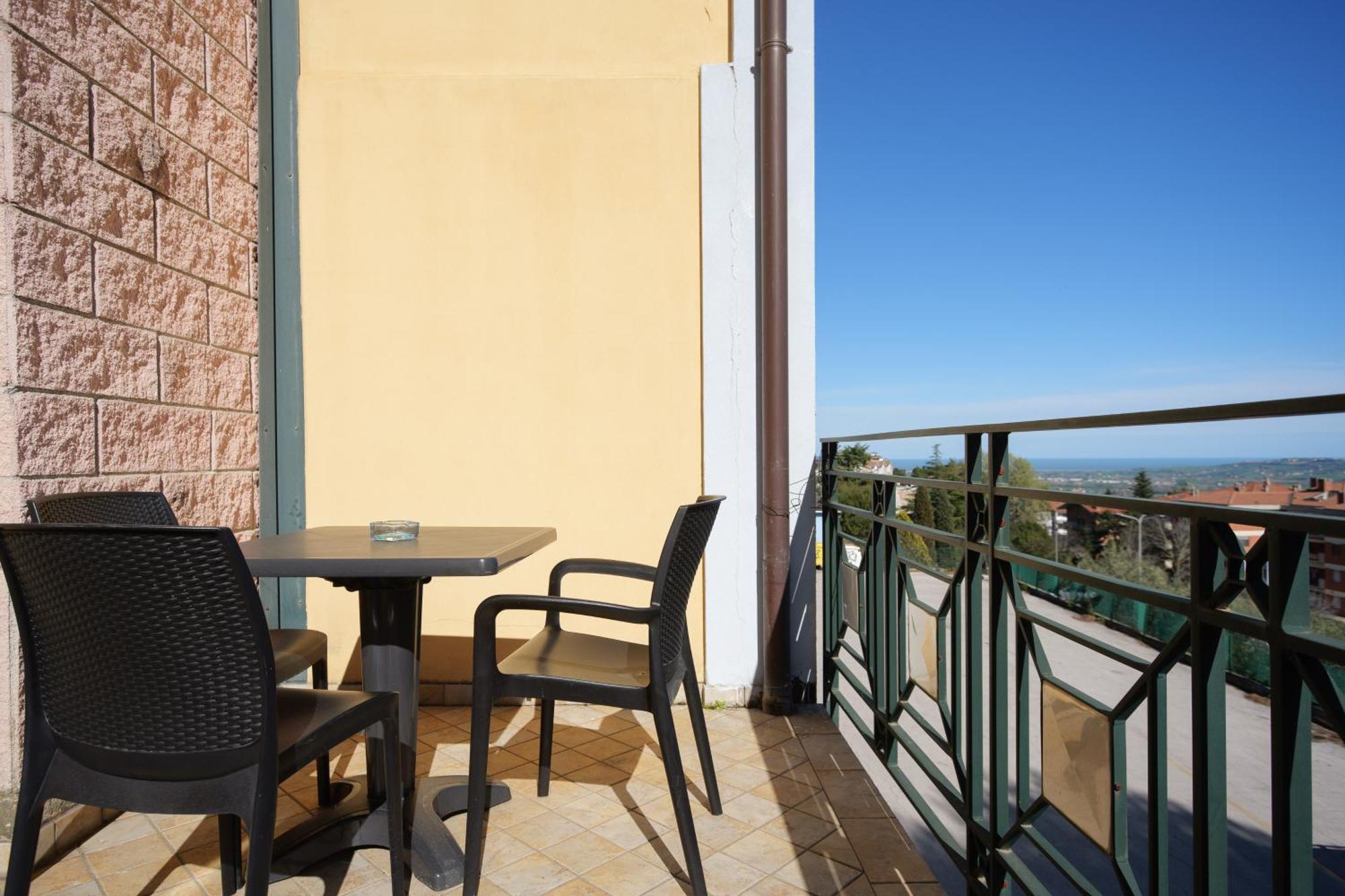 רקאנטי Hotel Ristorante Da Tonino מראה חיצוני תמונה
